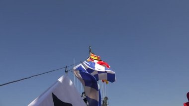 Deniz bayrak bir ip üzerinde. 4k.