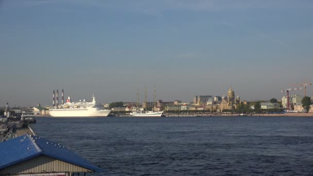 Λευκό πλοίο κοντά στο ναός στην Αγία Πετρούπολη. 4k. — Αρχείο Βίντεο