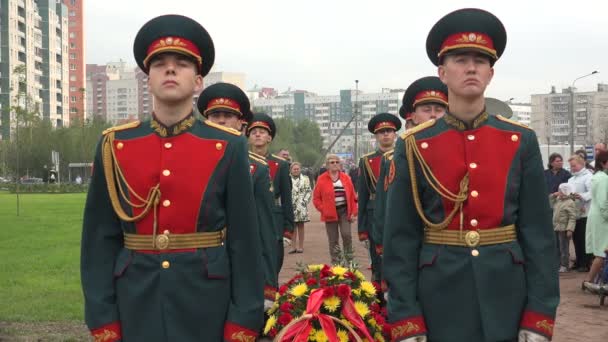 Des soldats russes à la garde de l'honneur. 4K . — Video