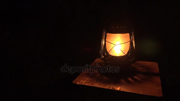 Lámpara de aceite encendida en la oscuridad. 4K . — Vídeo de stock