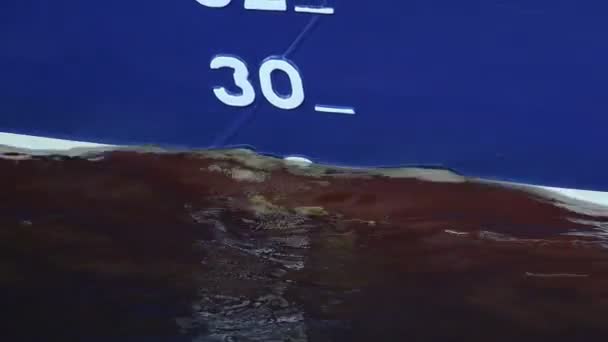 Ligne de flottaison sur le navire. 4K . — Video