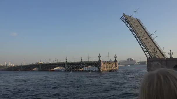 Puente de la Trinidad del Divorcio en San Petersburgo por la tarde. Un día. 4K . — Vídeos de Stock