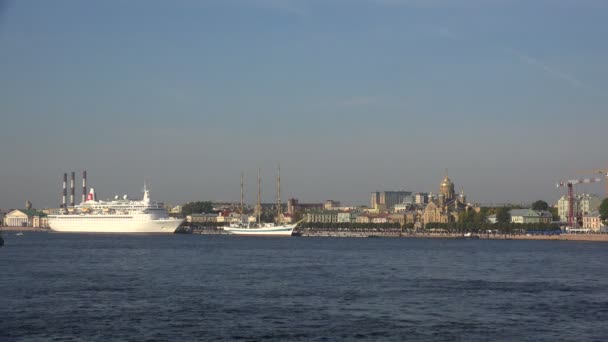 Bílá loď poblíž chrámu v Petrohradě. 4k. — Stock video