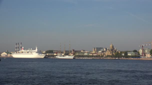 Witte schip in de buurt van de tempel in Sint-Petersburg. 4k. — Stockvideo