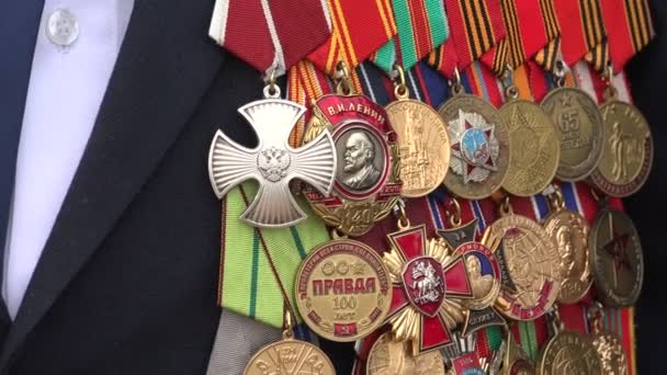 Órdenes y medallas en su pecho veterano. 4K . — Vídeo de stock