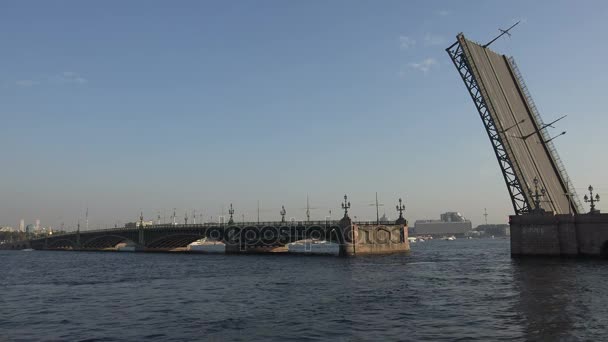 Puente de la Trinidad del Divorcio en San Petersburgo por la tarde. Un día. 4K . — Vídeo de stock