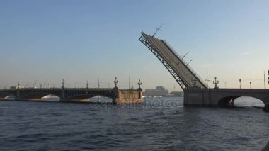 Öğleden sonra St. Petersburg'daki boşanma Trinity Köprüsü. Bir gün. 4k.