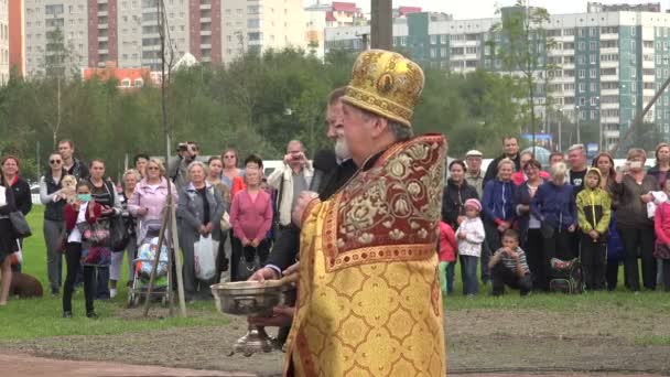 Le prêtre orthodoxe lit une prière. 4K . — Video