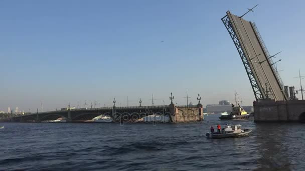 Aurora cruiser pasa bajo puente puente levadizo Troitsky. Time Lapse. 4K . — Vídeo de stock