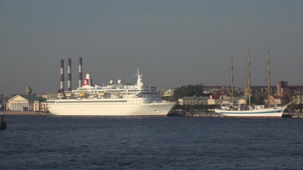 Корабль белых лайнеров на пирсе в Санкт-Петербурге. 4K . — стоковое видео