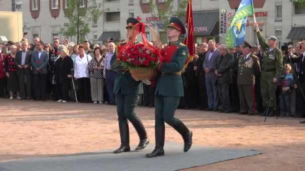 Soldados põem flores no monumento. 4K . — Vídeo de Stock