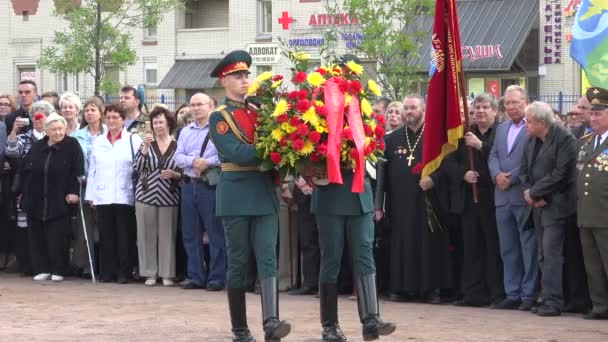 Vojáci položit květiny u památníku. 4k. — Stock video