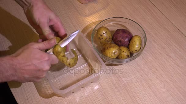 Chef-kok peeling aardappelen. 4k. — Stockvideo