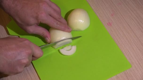 Chef-kok snijdt de uien. 4k. — Stockvideo