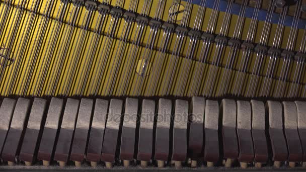 Cordas e martelos de piano. 4K . — Vídeo de Stock