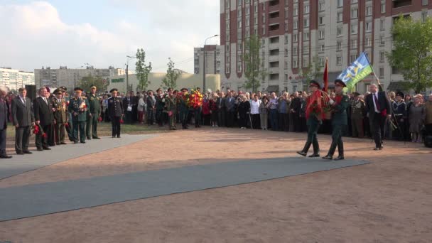 Des soldats déposent des fleurs au monument. 4K . — Video