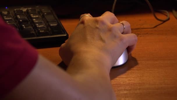 Mano femminile sul mouse del computer. 4K . — Video Stock