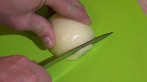 Σεφ κόβει τα κρεμμύδια. 4k. — Αρχείο Βίντεο