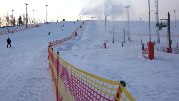 Skidåkare åka med snötäckta berg. 4k. — Stockvideo