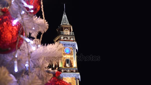 Tower with garlands on Nevsky Prospekt in St. Petersburg. 4K. — Stock Video