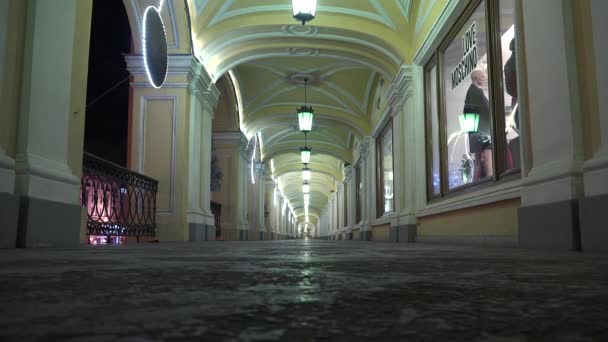 Galleria di archi con lanterne. 4K . — Video Stock