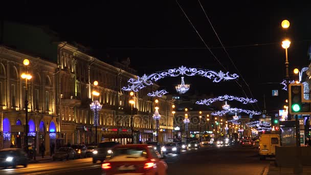 Χριστουγεννιάτικα διακοσμητικά για τη λεωφόρο Nevsky Prospekt, στην Αγία Πετρούπολη. 4k. — Αρχείο Βίντεο