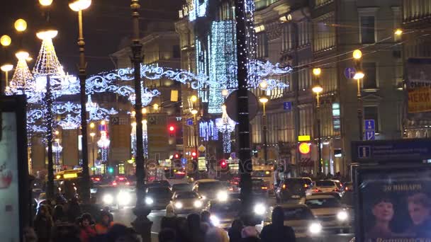 Decoraciones navideñas en la Prospekt Nevsky en San Petersburgo. 4K . — Vídeos de Stock