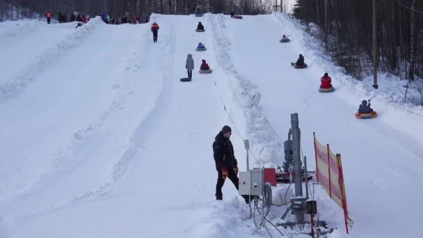 Monter la montagne sur luge gonflable, cheesecakes. 4K . — Video