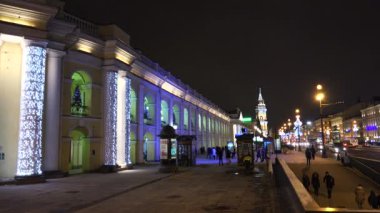 St Petersburg Nevsky Prospekt üzerinde Noel süsleri. 4k.