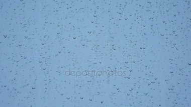 Pencere camına yağmur damlaları. 4k.