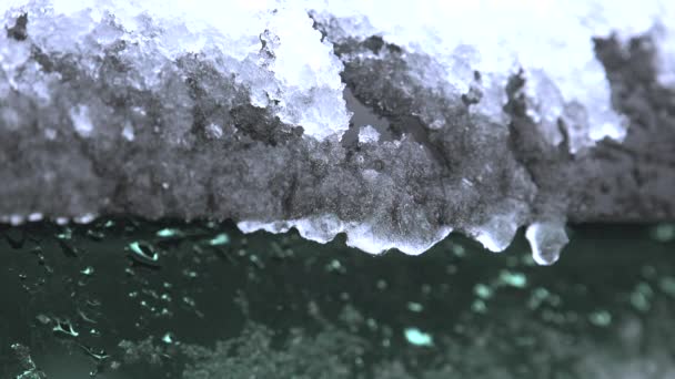 Снег и лёд на лобовом стекле машины. 4K . — стоковое видео