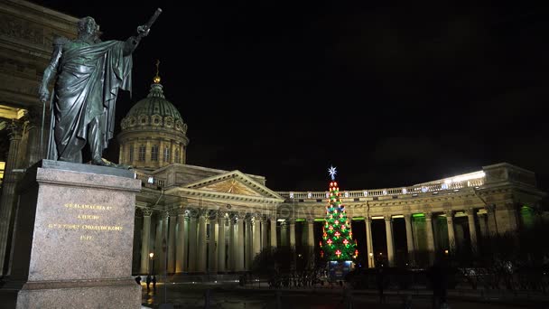 Árbol de Navidad en la Catedral de Kazán en San Petersburgo. 4K . — Vídeos de Stock