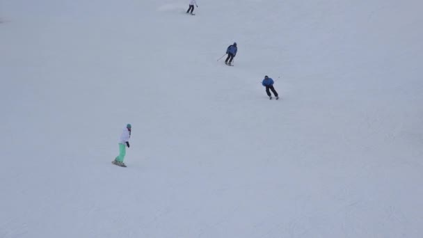 Sciatori cavalcano con montagne innevate. 4K . — Video Stock