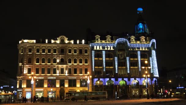 Zinger House em São Petersburgo na grinalda de Natal. 4K . — Vídeo de Stock