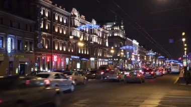 St Petersburg Nevsky Prospekt üzerinde Noel süsleri. 4k.