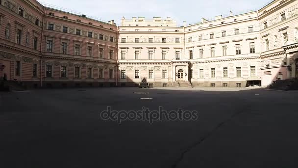 Monument till kejsar Paul I gården av det Mikhailovskij-slottet. Saint-Petersburg. 4k. — Stockvideo