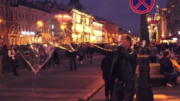 Un artiste de rue lance de grosses bulles. 4K . — Video