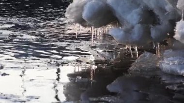 Yüzen buz kütlesi buz suda yüzer. 4k.