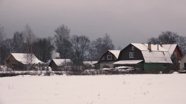 A aldeia no inverno. 4K . — Vídeo de Stock