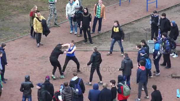 Un combat d'adolescents dans la rue dans la cour. 4K . — Video