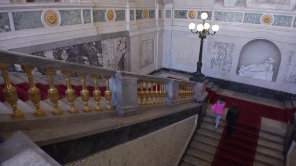 La escalera principal en el castillo de Mikhailovsky. 4K . — Vídeos de Stock