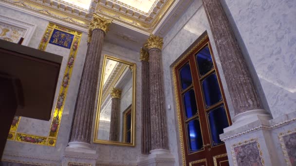 Hermosas habitaciones e interiores del castillo de Mikhailovsky en San Petersburgo. 4k . — Vídeos de Stock