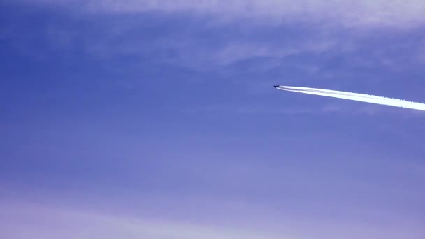 O avião deixa um rasto no céu. 4K . — Vídeo de Stock