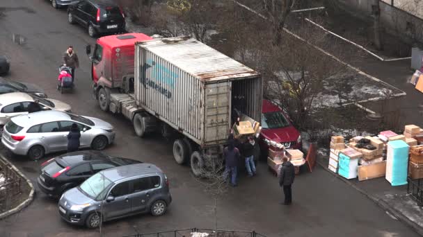 Los trabajadores descargan artículos de la furgoneta. 4K . — Vídeos de Stock