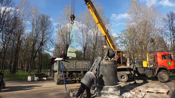 Installatie van het monument op een voetstuk. 4k. — Stockvideo