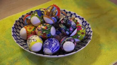 Tasarım ve Paskalya yumurtası hazırlanması. 4k.