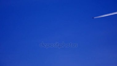 Uçak gökyüzünde bir iz bırakır. 4k.