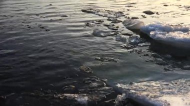Yüzen buz kütlesi buz suda yüzer. 4k.