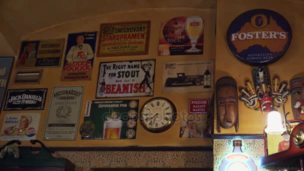 Τοίχο μπαρ με vintage αφίσες. 4k. — Αρχείο Βίντεο