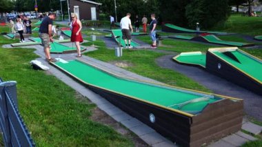 Parkta oynarken Golf. 4k.